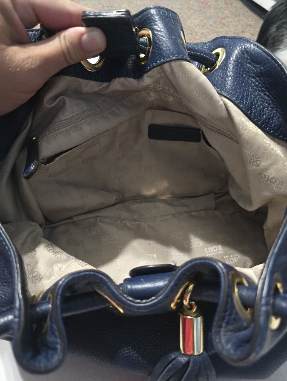 MK Michael Kors Navy Blue Shoulder Bag Purse Gold Tone Hardware Tassle Magnet - Picture 11 of 16